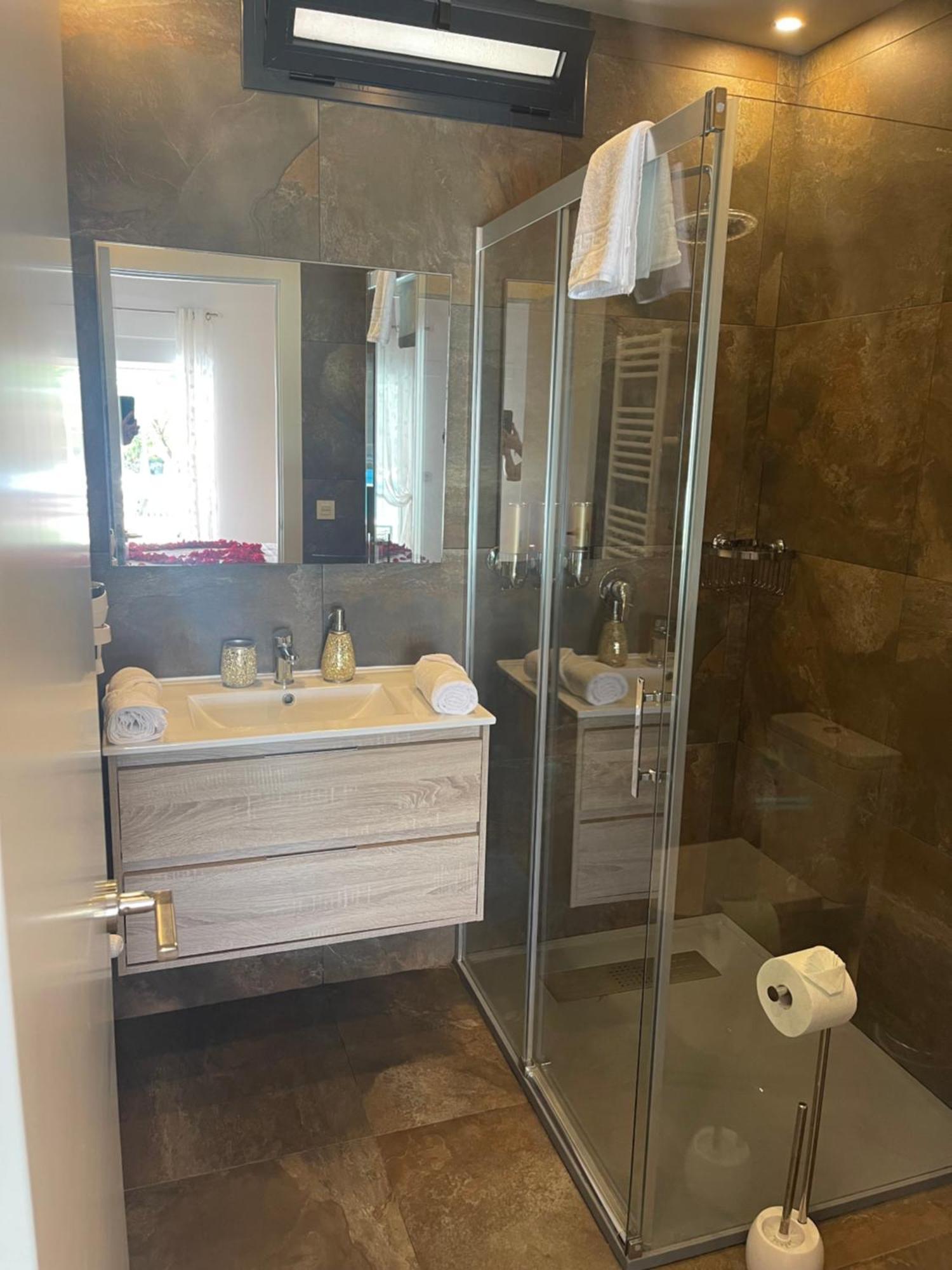 Suite Privada Frente A La Piscina Para 2 Personas Con Sofa Cama Para 2 Mas 4P No Es Casa Completa San Vicente Raspeig Екстериор снимка