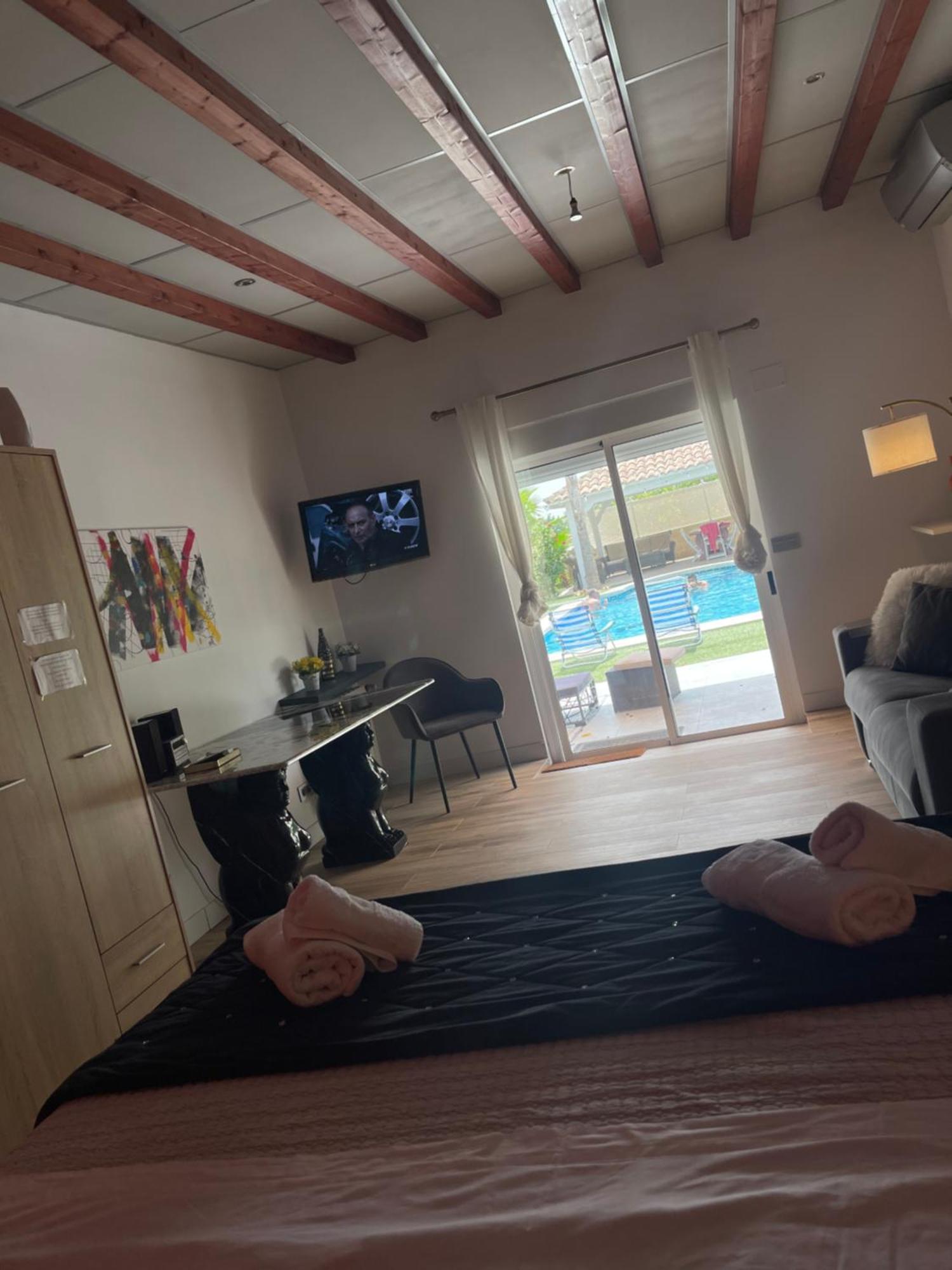 Suite Privada Frente A La Piscina Para 2 Personas Con Sofa Cama Para 2 Mas 4P No Es Casa Completa San Vicente Raspeig Екстериор снимка